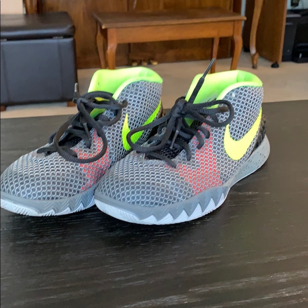 Kids kyrie 1s